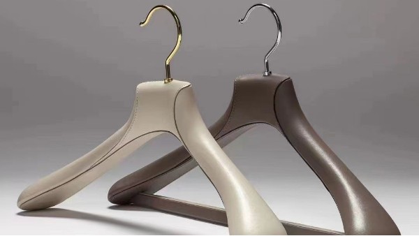 真皮包布衣架——細(xì)膩承托每寸質(zhì)感，時尚陳列一鍵出圈