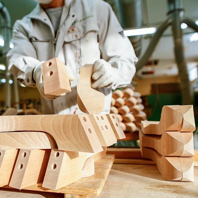 如何更好的維護(hù)實(shí)木衣架