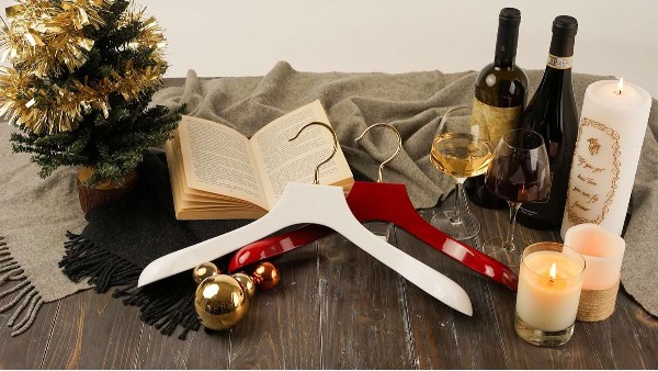 讓化著微醺妝的宋祖兒來告訴你什么材質(zhì)的實木衣架好【華恩】