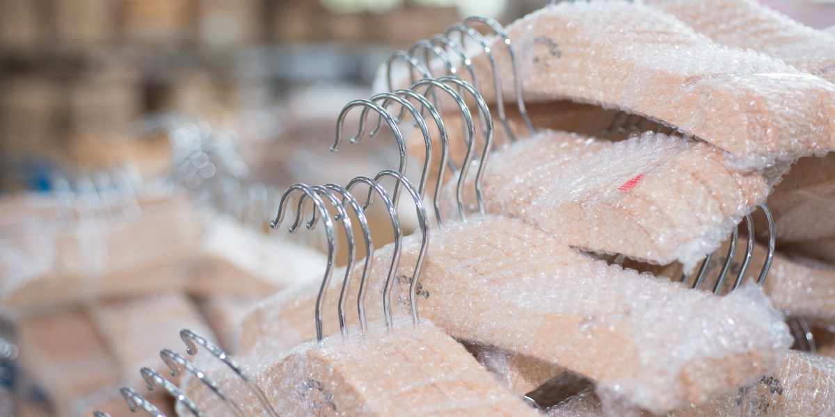 服裝店衣架批發(fā)多少錢，主要看材質(zhì)。--華恩衣架