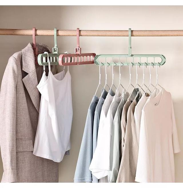 白衣服被木衣架染色，木衣架掛白衣服染黃