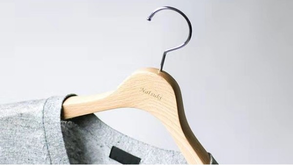 白衣服被木衣架染色，木衣架掛白衣服染黃