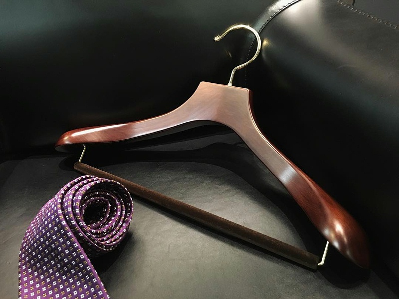 臥室衣架——實木