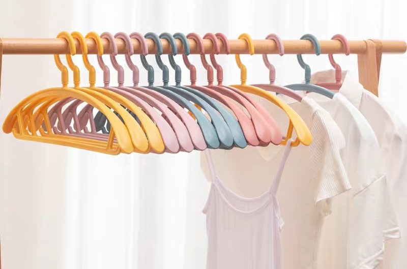 家中掛衣柜里用什么衣架掛衣服