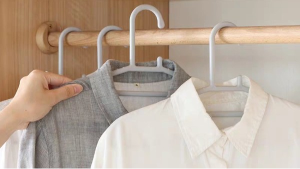 掛在衣柜里的衣架