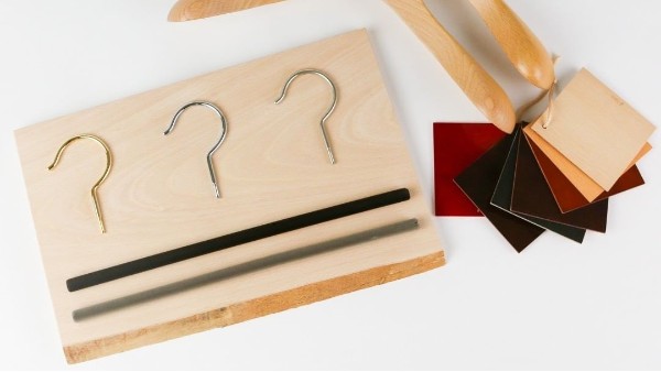 實(shí)木衣架怎么配五金件，劃重點(diǎn)！【華恩】