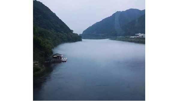 你是否過了淺喜而明媚的季節(jié)之實木衣架定制【華恩】