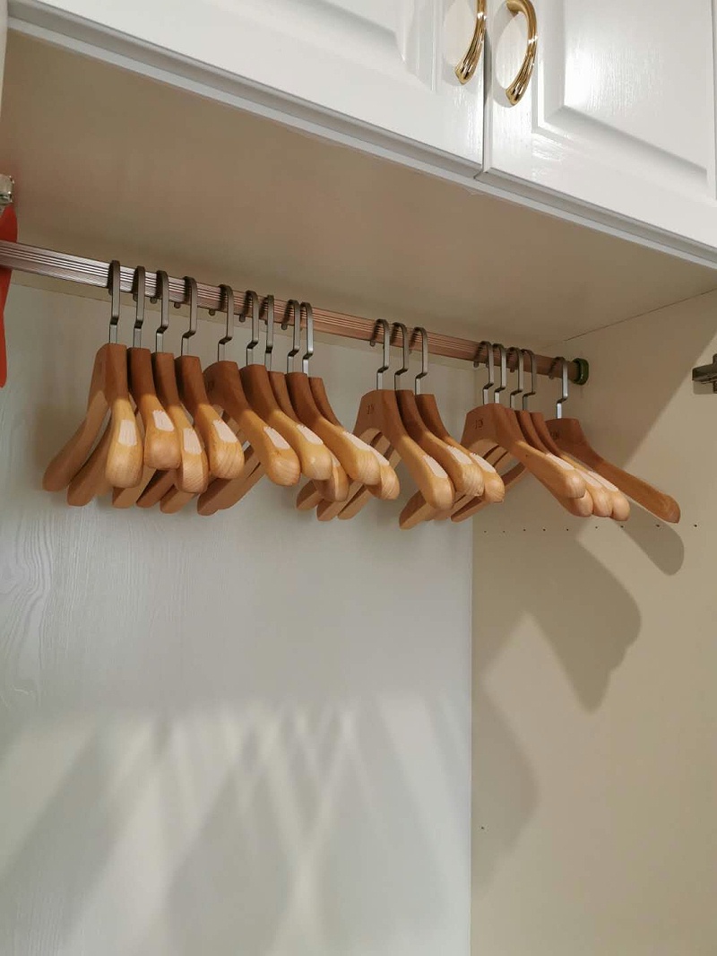 讓家居能手張柏芝來(lái)教你怎樣查看是不是實(shí)木衣架