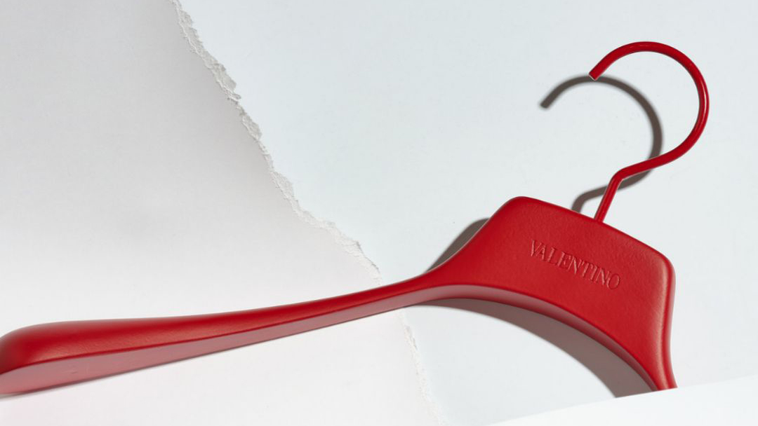 高檔實(shí)木衣架定制需要注意什么？——華恩