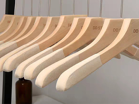 服裝店用哪種防滑木衣架更好用？28年老廠家告訴你！——華恩